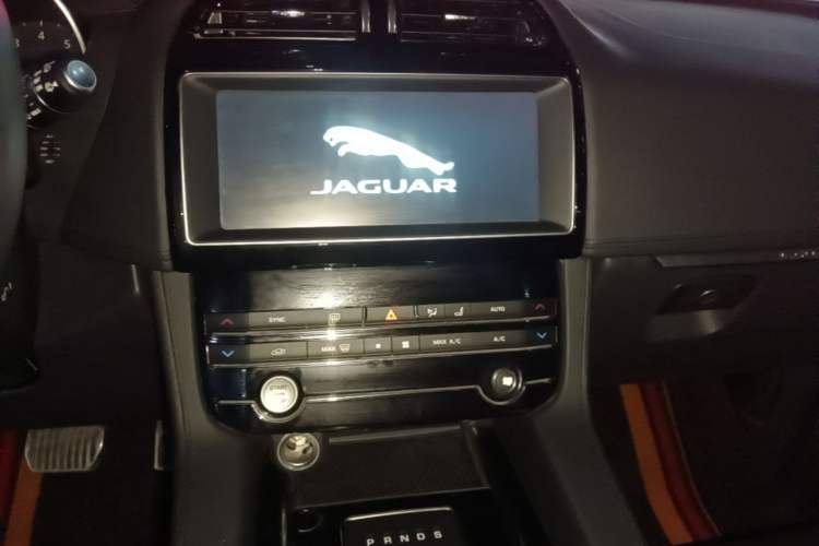 Used Jaguar F-PACE 2019 2.0T Four-Wheel Drive Urban Luxury Edition Audio And AC Panel