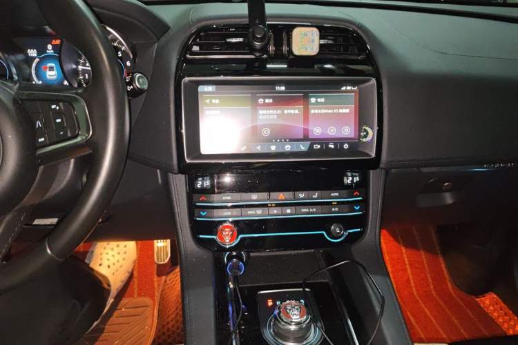 Used Jaguar F-PACE 2019 2.0T Four-Wheel Drive Urban Luxury Edition Audio And AC Panel