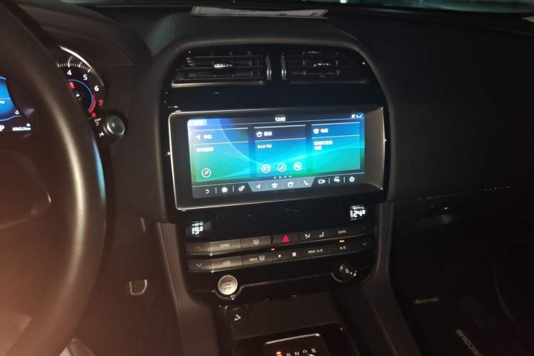 Used Jaguar F-PACE 2019 2.0T Four-Wheel Drive Urban Luxury Edition Audio And AC Panel