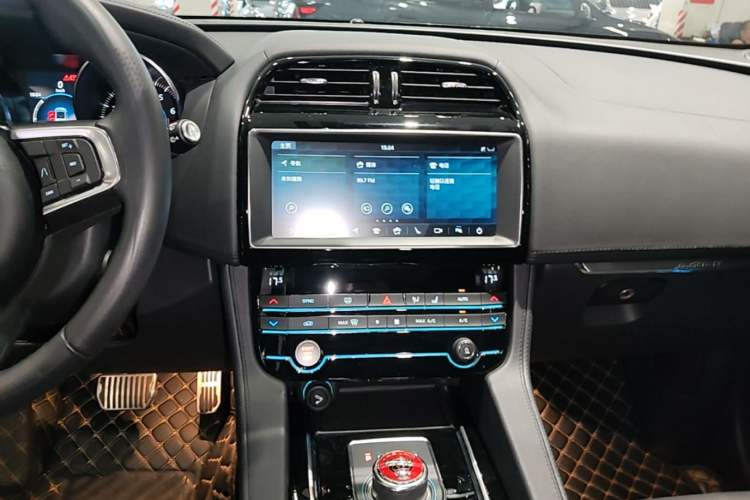 Used Jaguar F-PACE 2019 2.0T Two-Wheel Drive Urban Deluxe Edition Audio And AC Panel