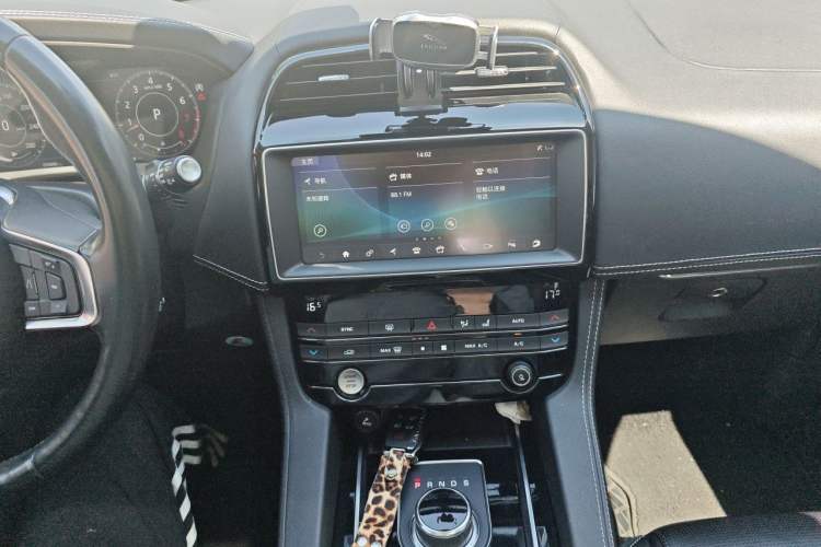 Used Jaguar F-PACE 2019 2.0T All-Wheel Drive R-Sport Sport Edition Audio And AC Panel