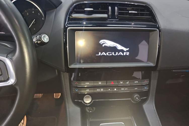 Used Jaguar F-PACE 2019 2.0T Four-Wheel Drive Urban Luxury Edition Audio And AC Panel