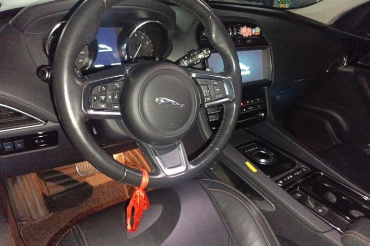 Used Jaguar F-PACE 2019 2.0T Four-Wheel Drive Urban Luxury Edition Center Console