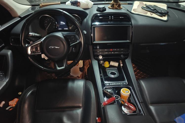 Used Jaguar F-PACE 2019 2.0T Four-Wheel Drive Urban Luxury Edition Center Console