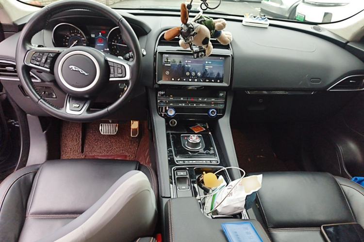 Used Jaguar F-PACE 2019 2.0T Four-Wheel Drive Urban Luxury Edition Center Console