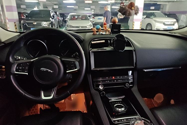 Used Jaguar F-PACE 2019 2.0T Four-Wheel Drive Urban Luxury Edition Center Console