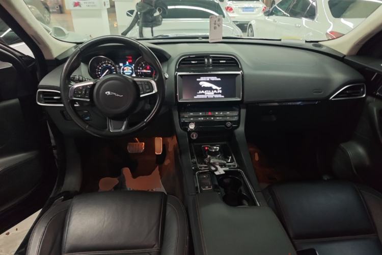 Used Jaguar F-PACE 2019 2.0T Four-Wheel Drive Urban Luxury Edition Center Console