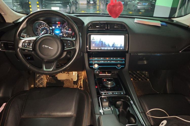 Used Jaguar F-PACE 2019 2.0T Four-Wheel Drive Urban Luxury Edition Center Console