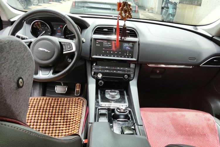 Used Jaguar F-PACE 2019 2.0T Two-Wheel Drive Urban Deluxe Edition Center Console