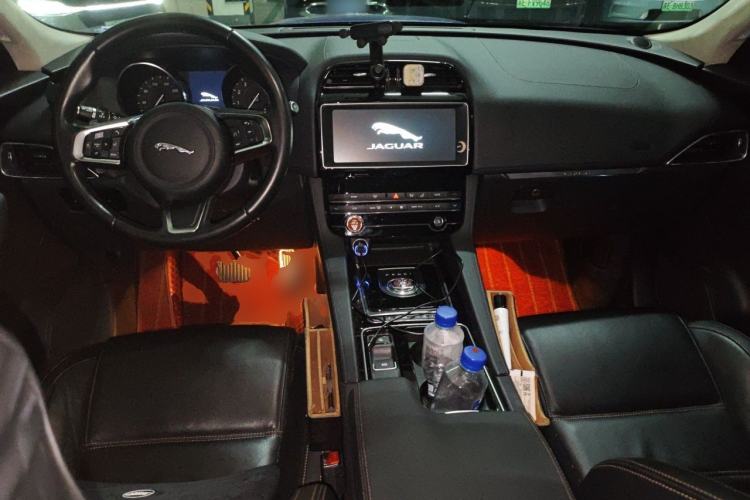 Used Jaguar F-PACE 2019 2.0T Four-Wheel Drive Urban Luxury Edition Center Console