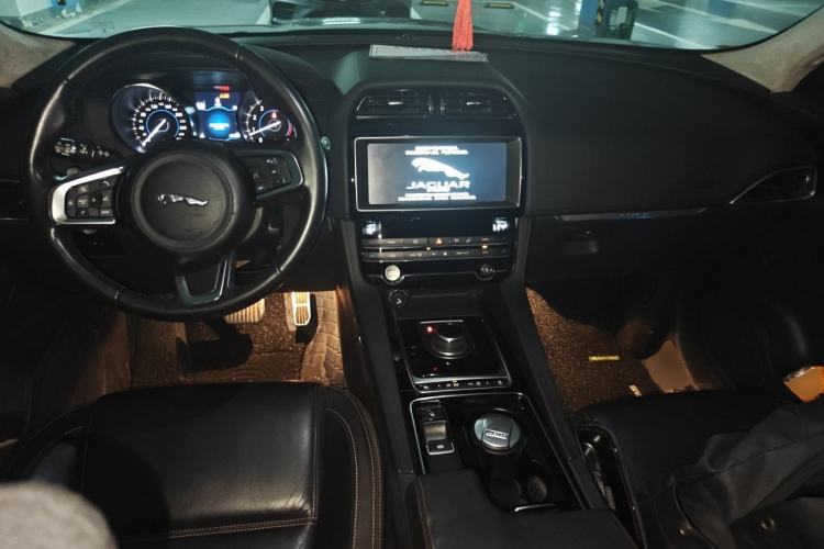 Used Jaguar F-PACE 2019 2.0T Four-Wheel Drive Urban Luxury Edition Center Console