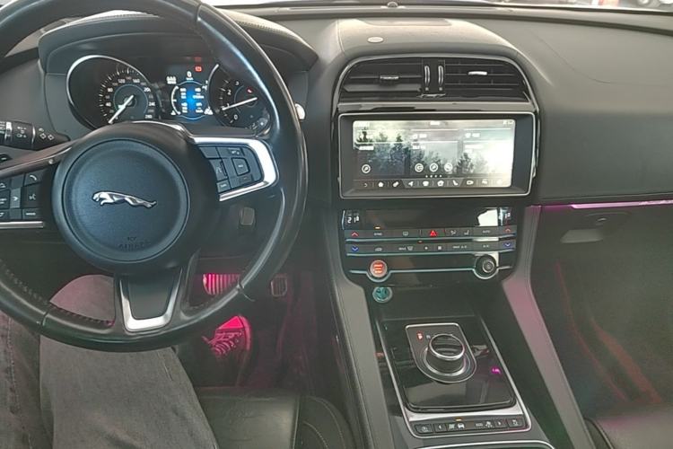 Used Jaguar F-PACE 2019 2.0T All-Wheel Drive R-Sport Sport Edition Center Console