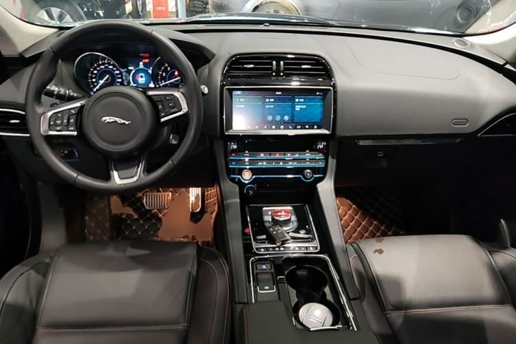 Used Jaguar F-PACE 2019 2.0T Two-Wheel Drive Urban Deluxe Edition Center Console