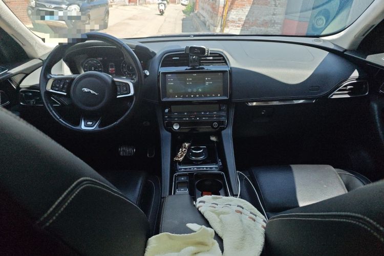 Used Jaguar F-PACE 2019 2.0T All-Wheel Drive R-Sport Sport Edition Center Console