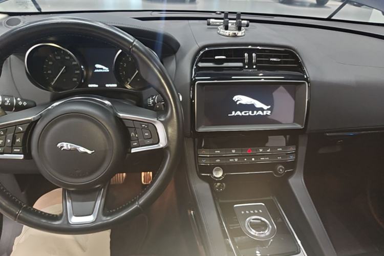 Used Jaguar F-PACE 2019 2.0T Four-Wheel Drive Urban Luxury Edition Center Console