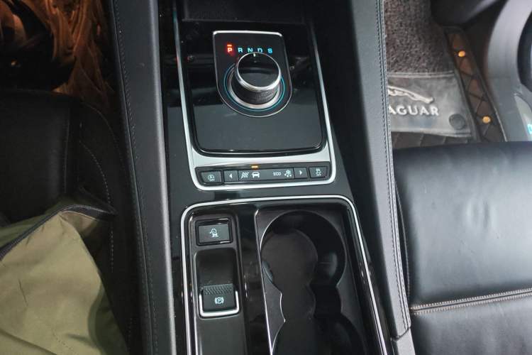 Used Jaguar F-PACE 2019 2.0T Four-Wheel Drive Urban Luxury Edition Gear Lever