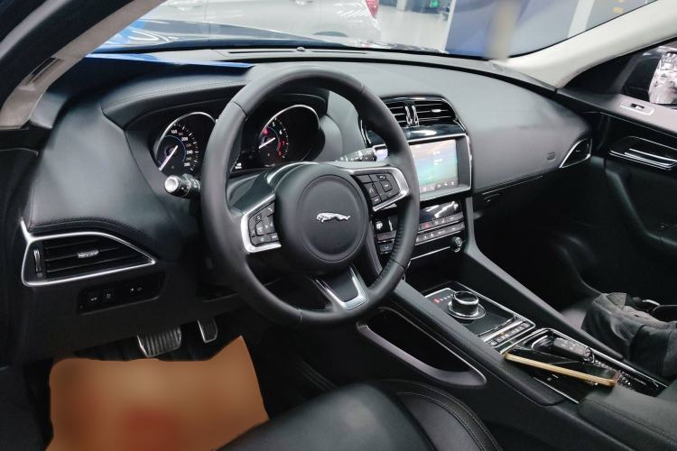 Used Jaguar F-PACE 2019 2.0T Four-Wheel Drive Urban Luxury Edition Interior 2