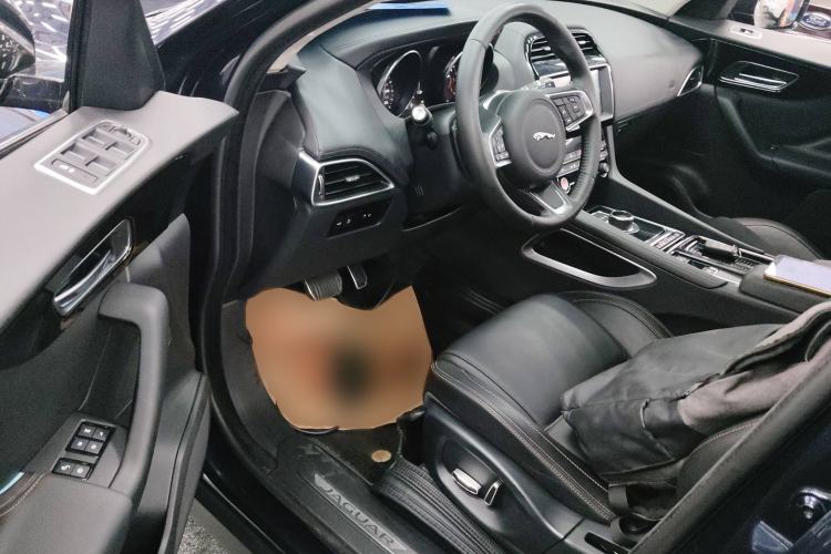 Used Jaguar F-PACE 2019 2.0T Four-Wheel Drive Urban Luxury Edition Interior 3
