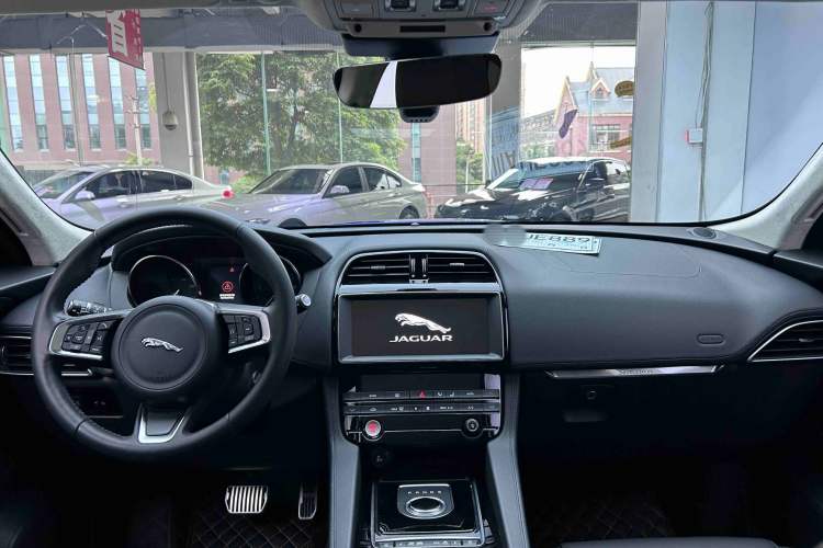 Used Jaguar F-PACE 2019 2.0T Two-Wheel Drive Urban Deluxe Edition Interior 5