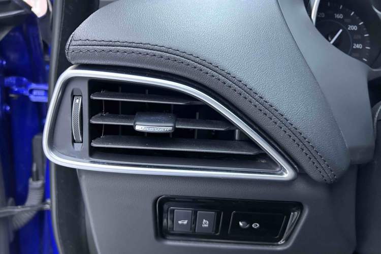 Used Jaguar F-PACE 2019 2.0T Two-Wheel Drive Urban Deluxe Edition Interior 6
