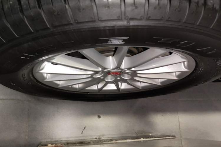 Used Jaguar F-PACE 2019 2.0T Two-Wheel Drive Urban Deluxe Edition Left Front Wheel Hub