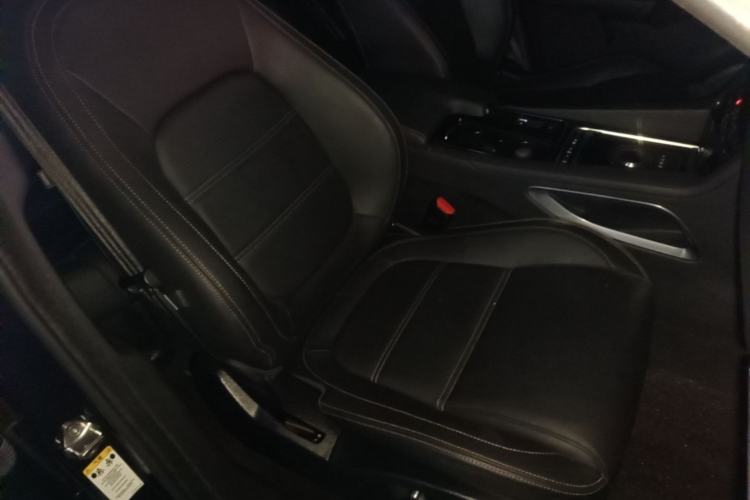 Used Jaguar F-PACE 2019 2.0T Four-Wheel Drive Urban Luxury Edition Right Front Seat
