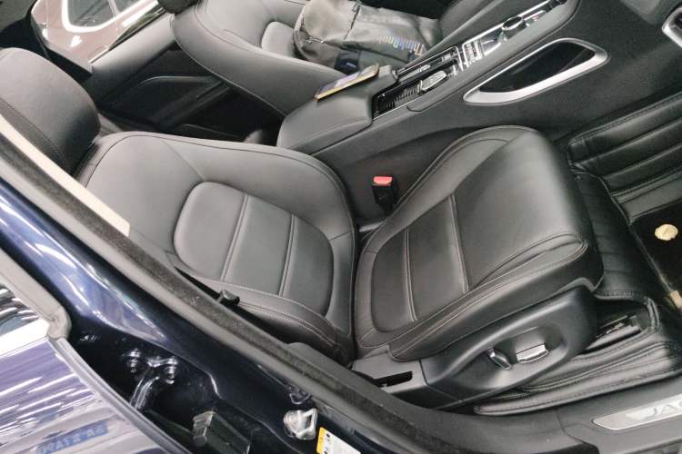 Used Jaguar F-PACE 2019 2.0T Four-Wheel Drive Urban Luxury Edition Right Front Seat