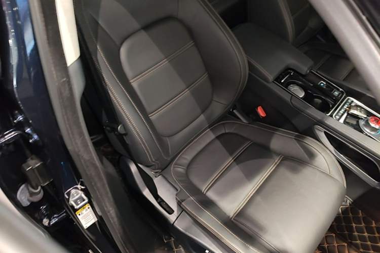 Used Jaguar F-PACE 2019 2.0T Two-Wheel Drive Urban Deluxe Edition Right Front Seat