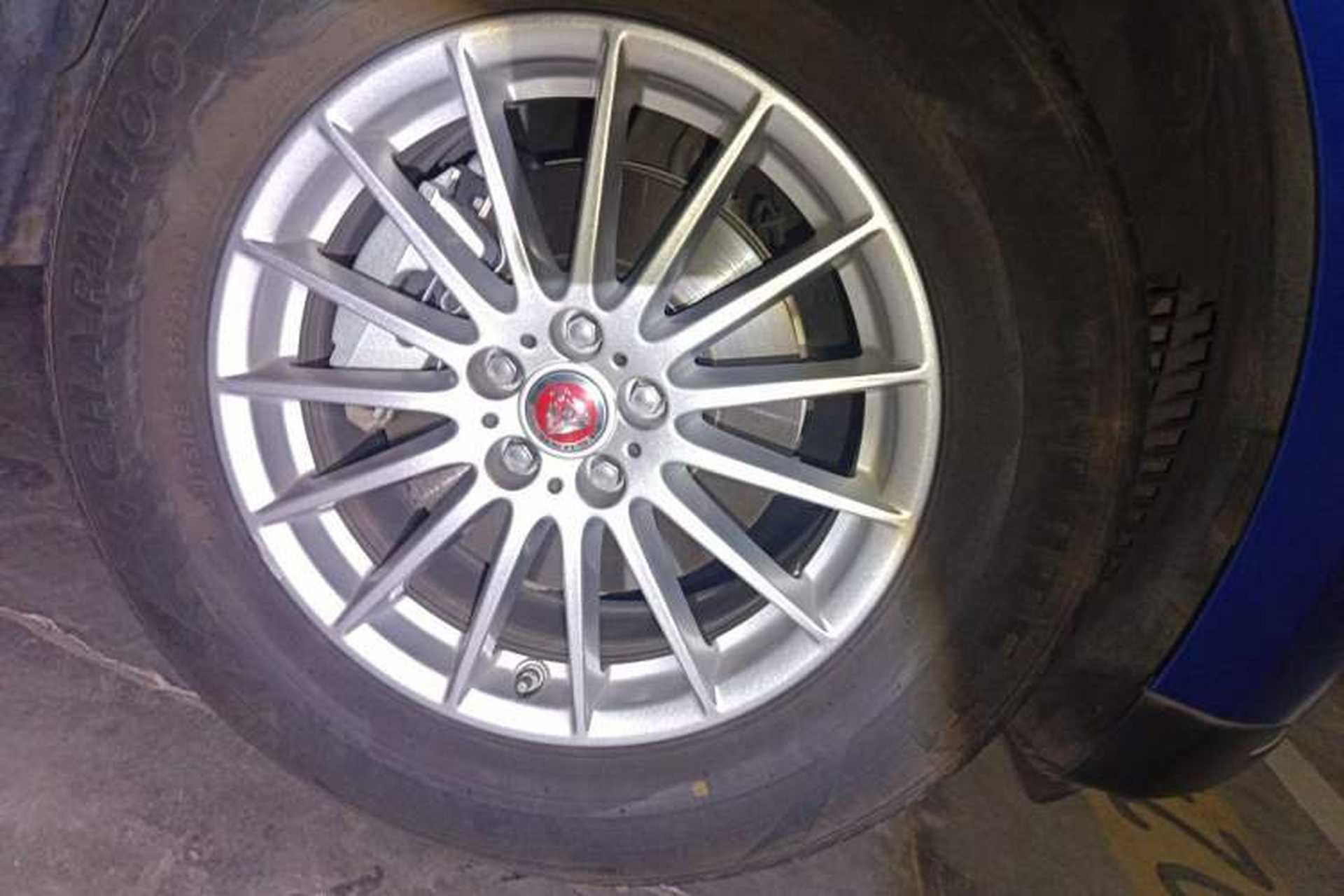 Used Jaguar F-PACE 2019 2.0T Four-Wheel Drive Urban Luxury Edition Right Front Wheel Hub