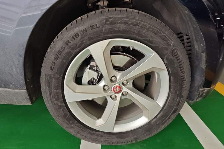 Used Jaguar F-PACE 2019 2.0T Four-Wheel Drive Urban Luxury Edition Right Front Wheel Hub