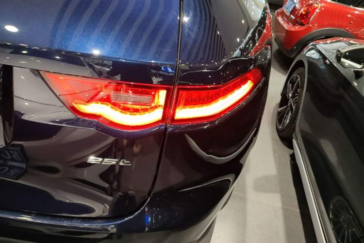 Used Jaguar F-PACE 2019 2.0T Two-Wheel Drive Urban Deluxe Edition Right Rear Taillight