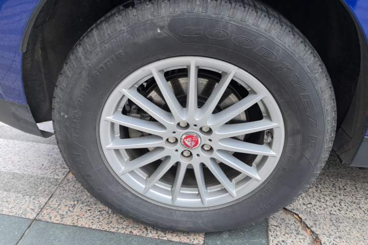 Used Jaguar F-PACE 2019 2.0T Two-Wheel Drive Urban Deluxe Edition Right Rear Wheel Hub