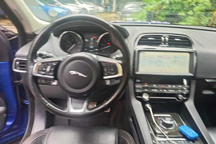 Used Jaguar F-PACE 2019 2.0T Four-Wheel Drive Urban Luxury Edition Steering Wheel