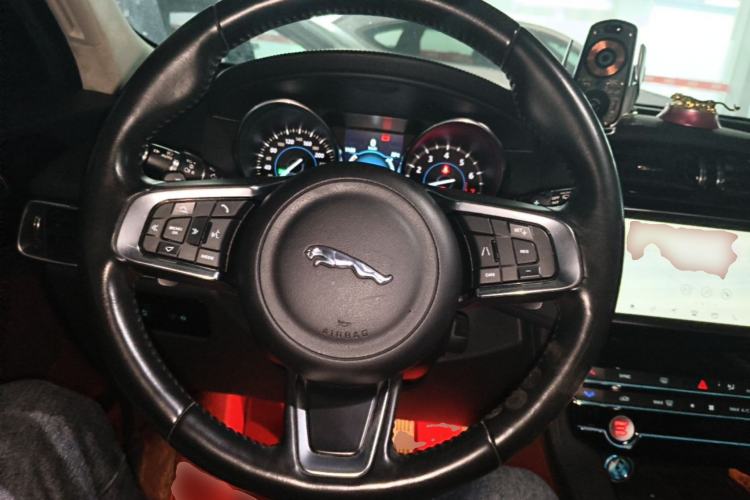 Used Jaguar F-PACE 2019 2.0T Four-Wheel Drive Urban Luxury Edition Steering Wheel