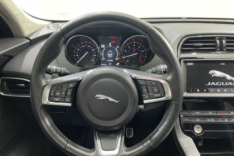 Used Jaguar F-PACE 2019 2.0T Four-Wheel Drive Urban Luxury Edition Steering Wheel