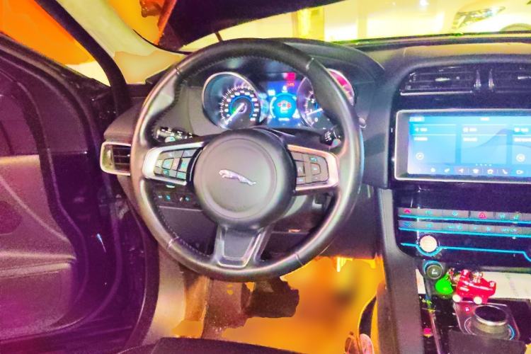 Used Jaguar F-PACE 2019 2.0T Four-Wheel Drive Urban Luxury Edition Steering Wheel