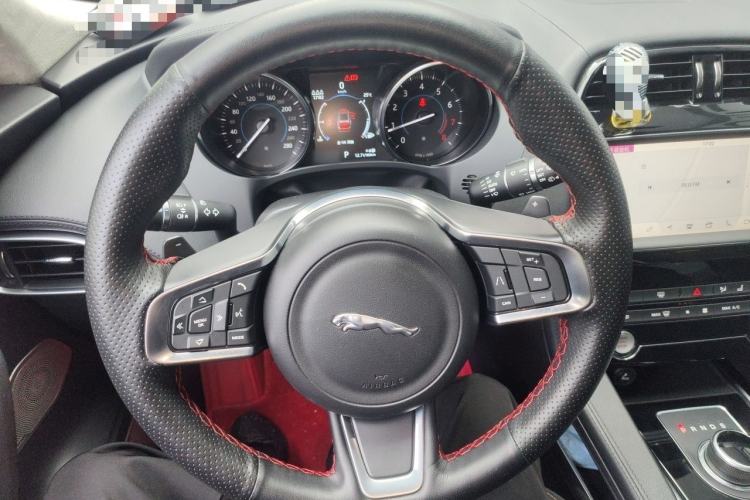 Used Jaguar F-PACE 2019 2.0T Two-Wheel Drive Urban Deluxe Edition Steering Wheel