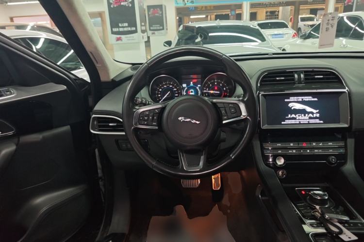 Used Jaguar F-PACE 2019 2.0T Four-Wheel Drive Urban Luxury Edition Steering Wheel
