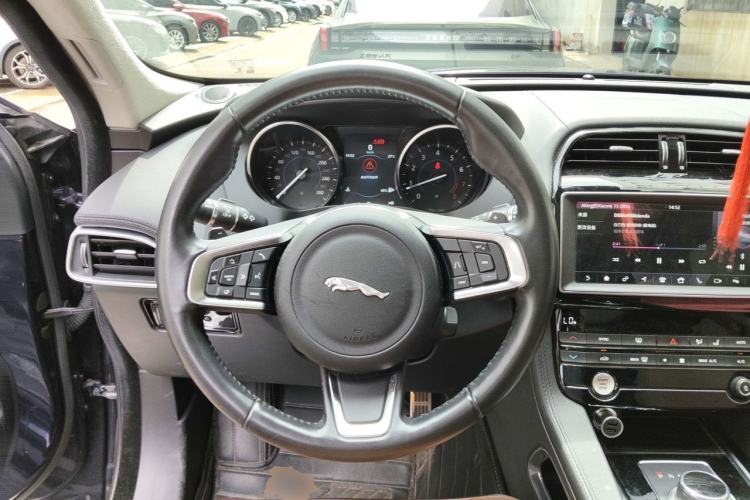 Used Jaguar F-PACE 2019 2.0T Two-Wheel Drive Urban Deluxe Edition Steering Wheel