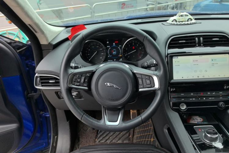 Used Jaguar F-PACE 2019 2.0T Two-Wheel Drive Urban Deluxe Edition Steering Wheel