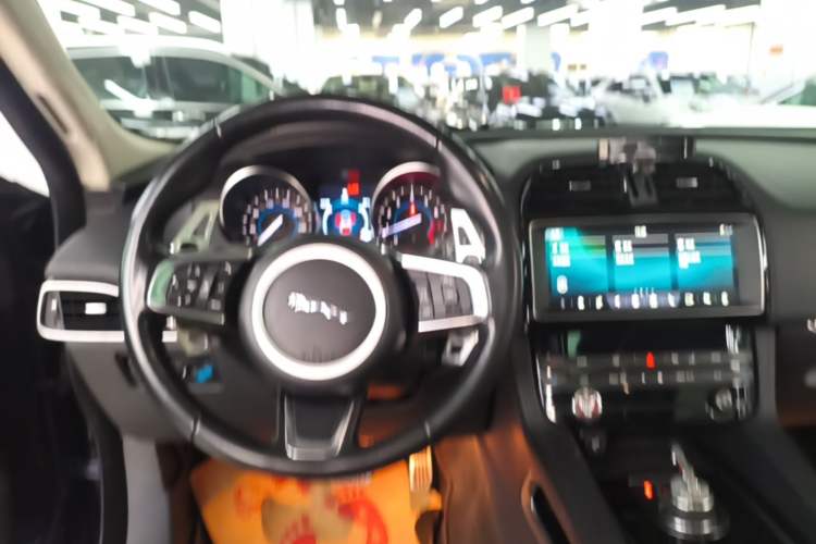 Used Jaguar F-PACE 2019 2.0T Four-Wheel Drive Urban Luxury Edition Steering Wheel