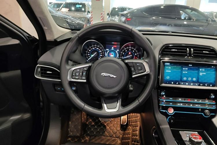 Used Jaguar F-PACE 2019 2.0T Two-Wheel Drive Urban Deluxe Edition Steering Wheel
