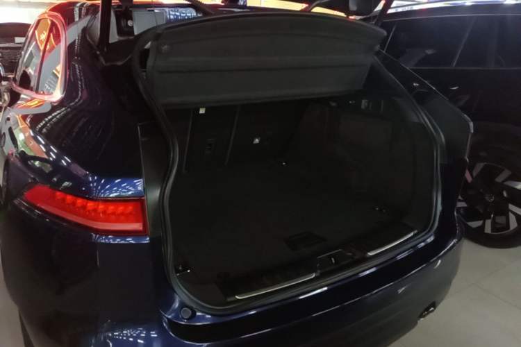 Used Jaguar F-PACE 2019 2.0T Four-Wheel Drive Urban Luxury Edition Trunk