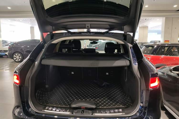 Used Jaguar F-PACE 2019 2.0T Two-Wheel Drive Urban Deluxe Edition Trunk