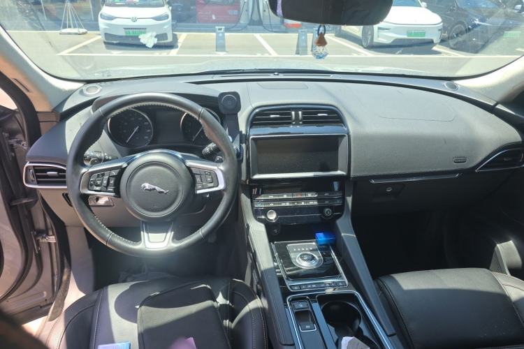 Used Jaguar F-PACE 2019 2.0T Four-Wheel Drive Urban Luxury Edition Center Console