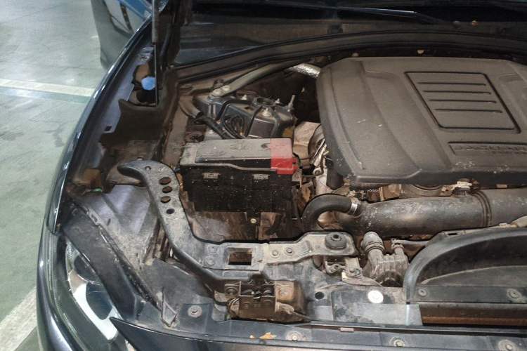 Used Jaguar F-PACE 2019 2.0T Four-Wheel Drive Urban Luxury Edition Engine Bay Right
