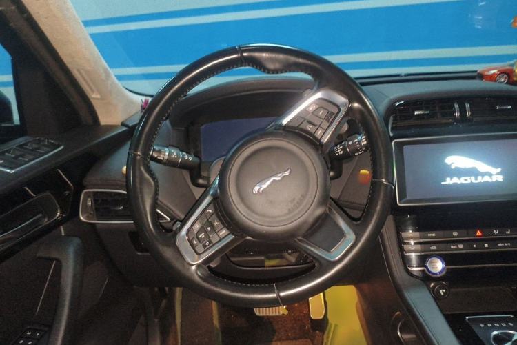 Used Jaguar F-PACE 2019 2.0T Four-Wheel Drive Urban Luxury Edition Steering Wheel