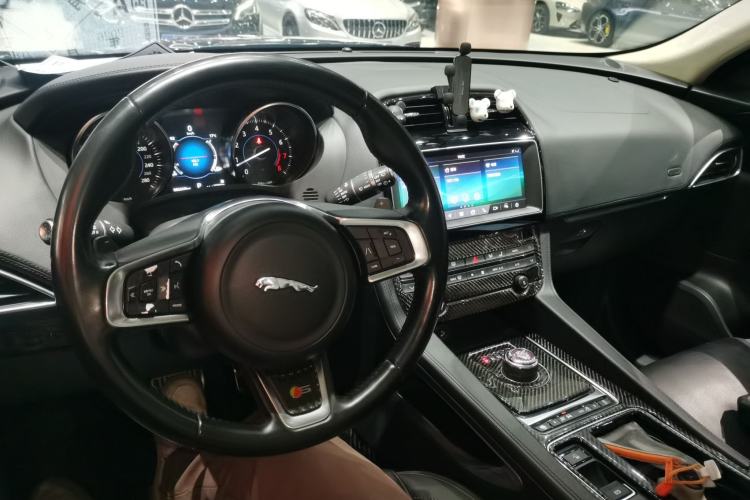 Used Jaguar F-PACE 2019 2.0T All-Wheel Drive R-Sport Sport Edition Center Console