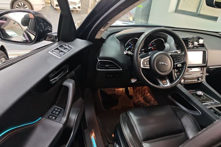 Used Jaguar F-PACE 2019 2.0T All-Wheel Drive R-Sport Sport Edition Interior 3