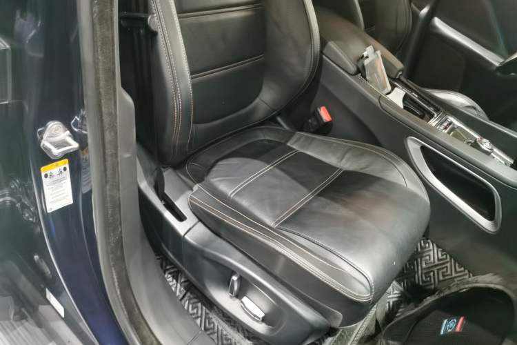 Used Jaguar F-PACE 2019 2.0T All-Wheel Drive R-Sport Sport Edition Right Front Seat